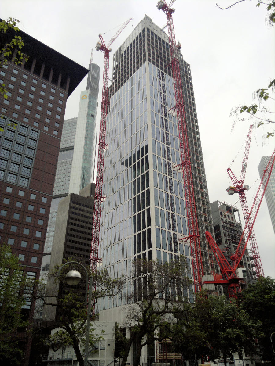 Der im Bau befindliche Taunusturm im Juni 2013. 