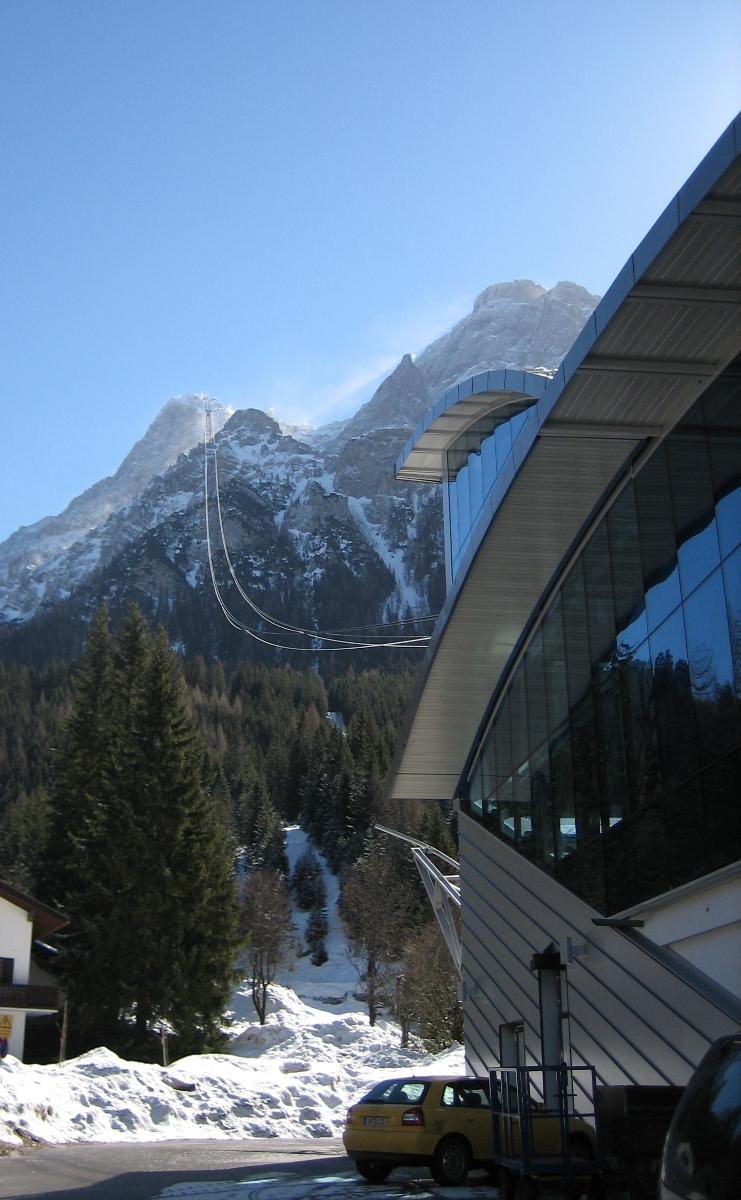 Tiroler Zugspitzbahn Blick von der Talstation zur Spitze