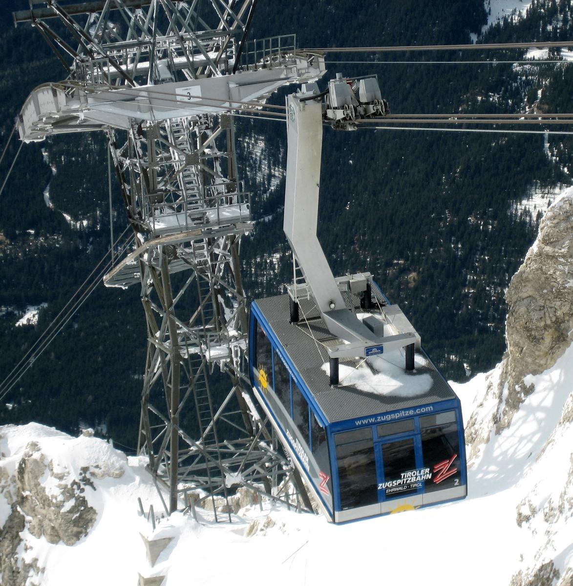 Tiroler Zugspitzbahn Blick von der Spitze auf die Kabine oberhalb der 3. Stütze (100 Personen Kapazität)