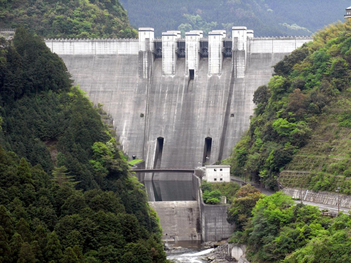 Tomisato Dam (Ehime) 