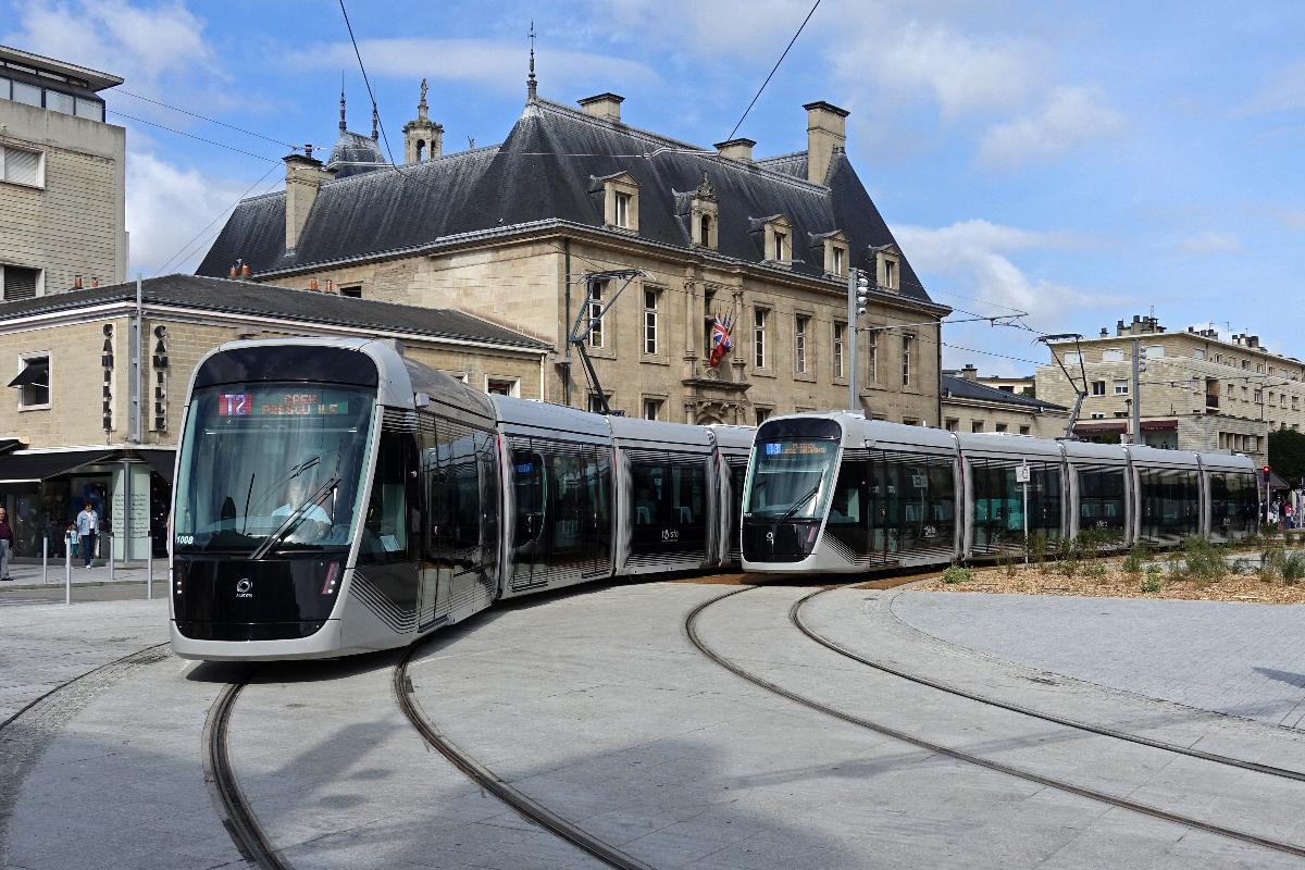 Rames 1008 et 1022 du tramway de Caen traversant la Place Saint-Pierre 