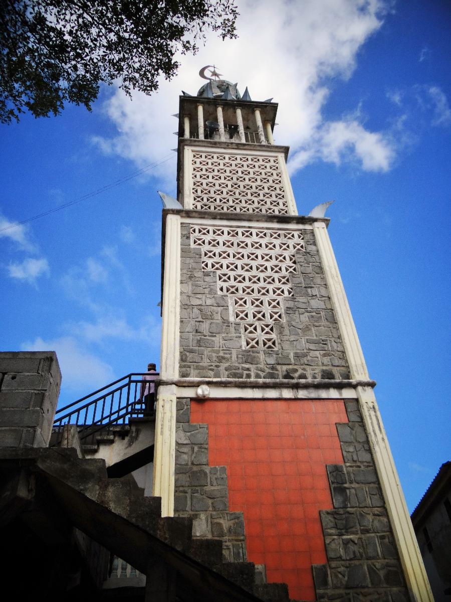 Le minaret de la mosquée de Tsingoni à Mayotte 