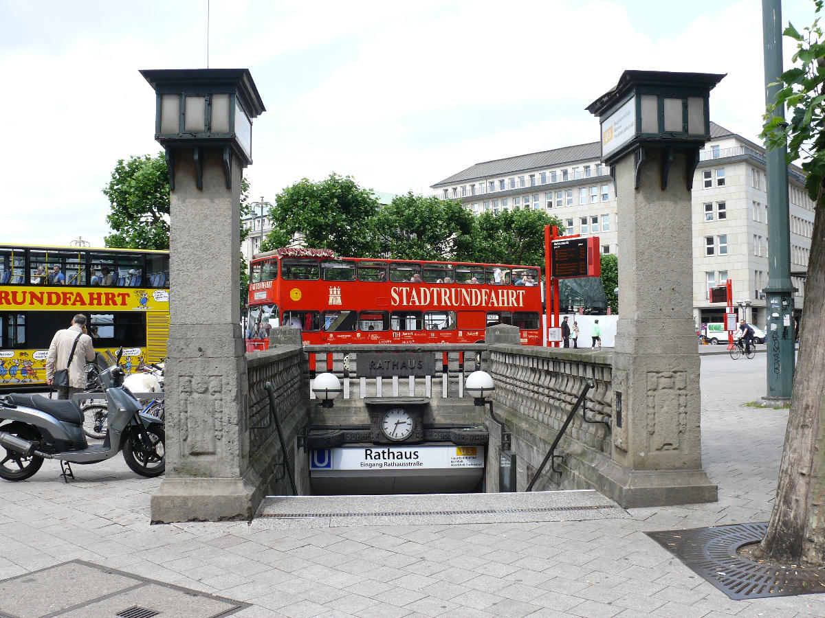 Zugang "Rathausstraße" an der Oberfläche am U-Bahnhof Rathaus in Hamburg. 