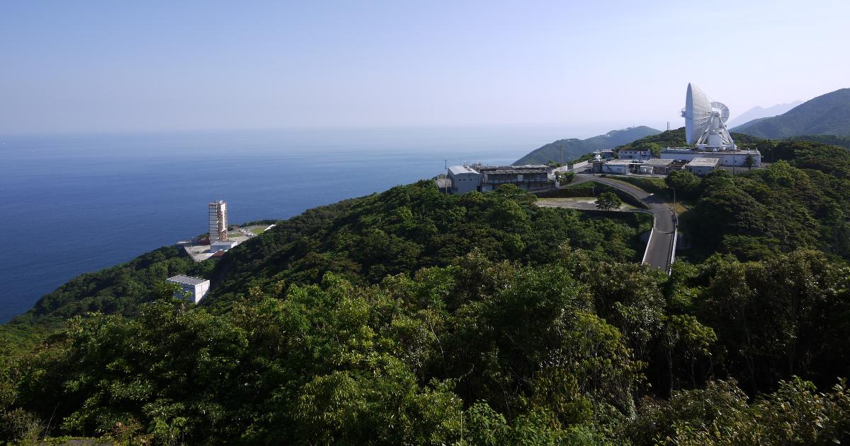 Vue d'ensemble du site très escarpé du centre spatial japonais de Uchinoura On distingue à gauche le pas de tir principal et à droite une des antennes paraboliques.
