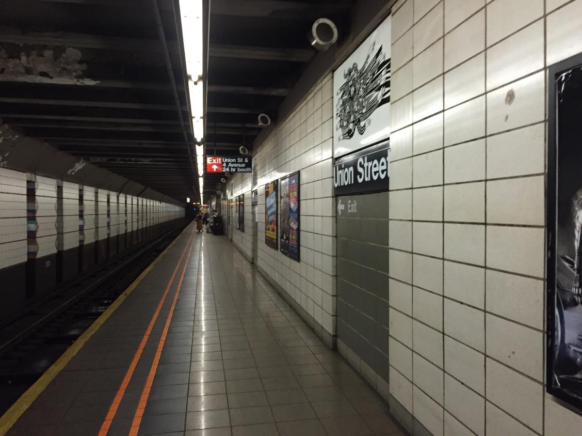 Manhattan bound platform at Union Street on the R 