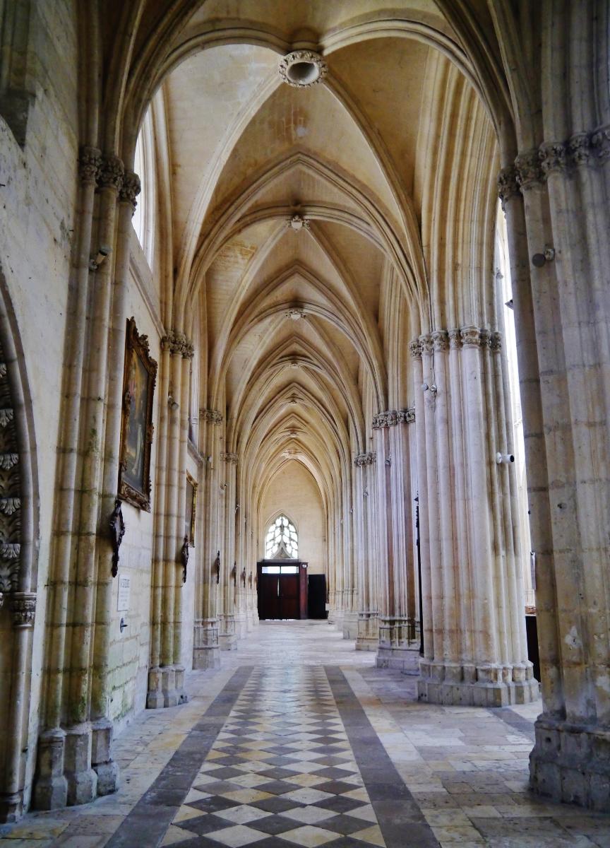 Seitenschiff der Abteikirche der Heiligsten Dreifaltigkeit, Vendôme, Département Loir-et-Cher, Region Zentrum-Loiretal, Frankreich 