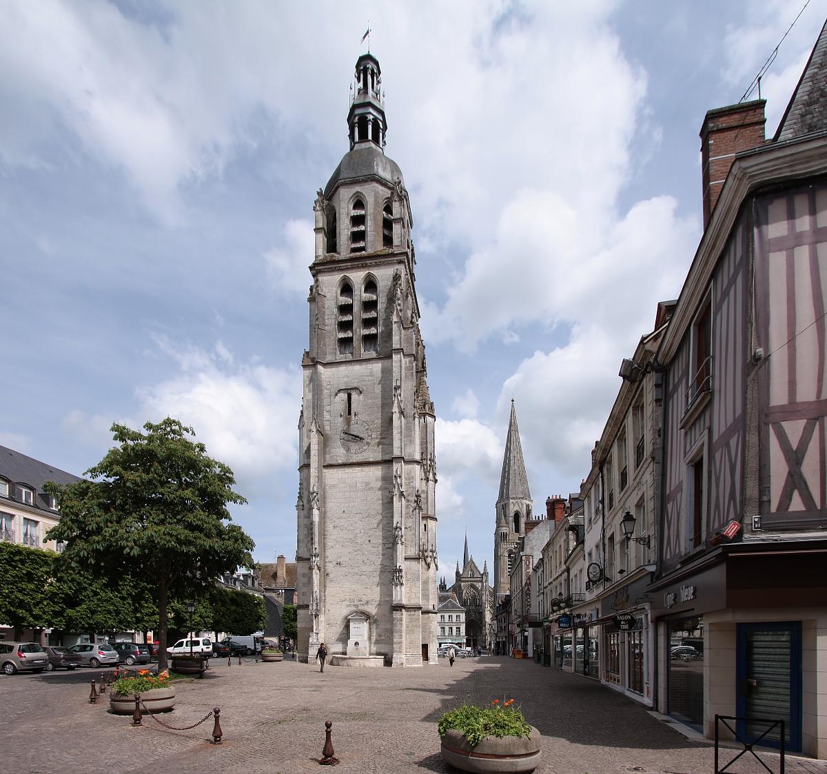 Die Kleinstadt Vendôme im Département Loir-et-Cher/Frankreich Place St-Martin im Stadtzentrum mit dem Turm der ehemaligen Kirche Saint-Martin und im Hintergrund die Kirche der ehemaligen Dreifaltigkeits-Abtei.