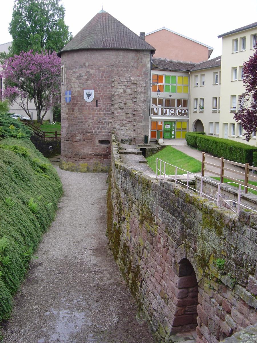 Vestiges de l'enceinte médiévale et musée du Chapitre à Épinal. 