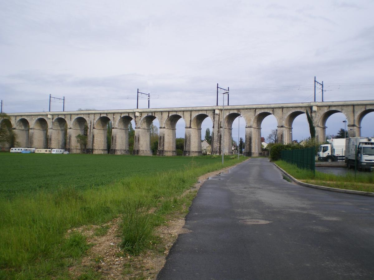 Viaduc de Moret (en fait à Veneux-les-Sablons) vu de front. 