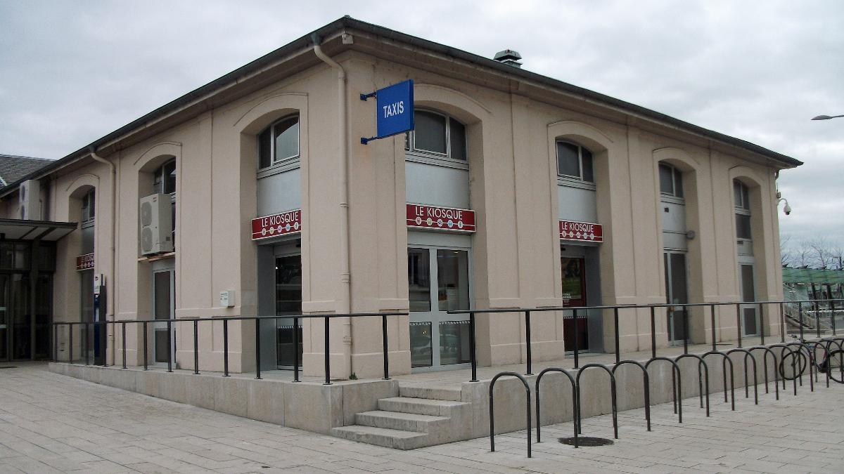 Aile sud-ouest du bâtiment voyageurs de la gare de Vichy Abritant désormais le kiosque Vichy Val d'Allier - MobiVie - Trans'Allier - SNCF, mis en service le 19 février 2014.