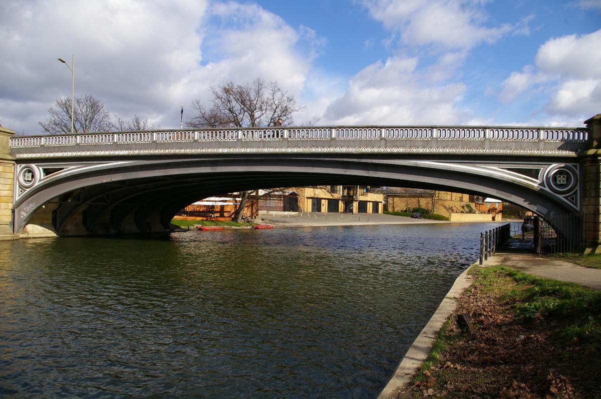 Victoria Bridge Victoria Bridge carries Victoria Avenue over the River Cam It was built in 1890, replacing several ferries joining the boroughs of Cambridge and Chesterton.