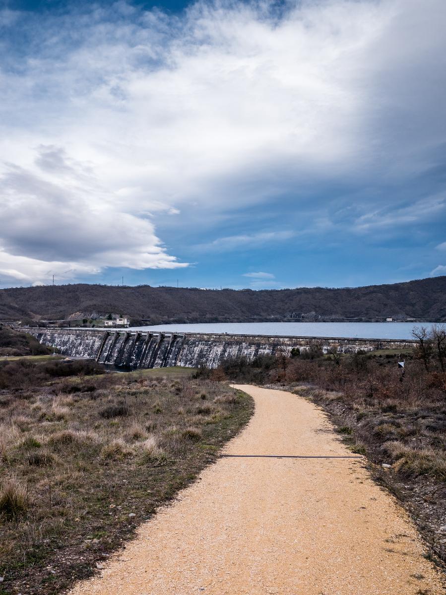 Ullibarri Reservoir Loop Trail, near the concrete dam. Álava, Basque Country, Spain 