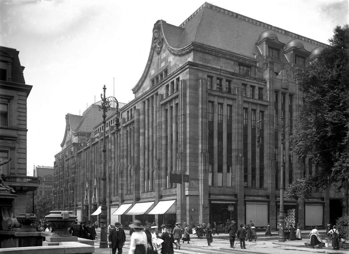Warenhaus der Leonhard Tietz AG in Düsseldorf Erbaut 1907-1909 nach Entwurf des Architekten Josef Maria Olbrich († 1908)