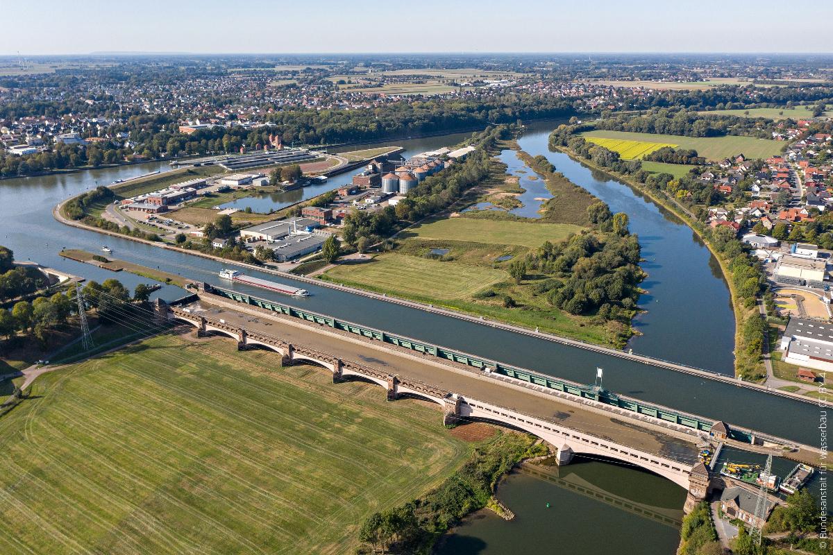Luftbild von alter und neuer Kanalbrücke über die Weser in Minden Die Alte Kanalbrücke ist trockengelegt, die Reinigung noch nicht abgeschlossen. Blick in Richtung Nordwesten.