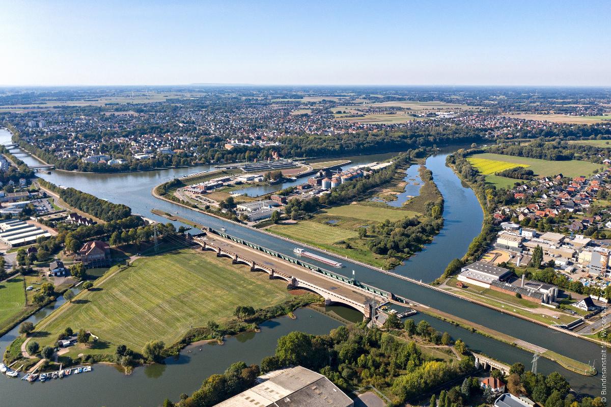 Luftbild von alter und neuer Kanalbrücke über die Weser in Minden Die Alte Kanalbrücke ist trockengelegt, die Reinigung noch nicht abgeschlossen. Blick in Richtung Nordwesten.