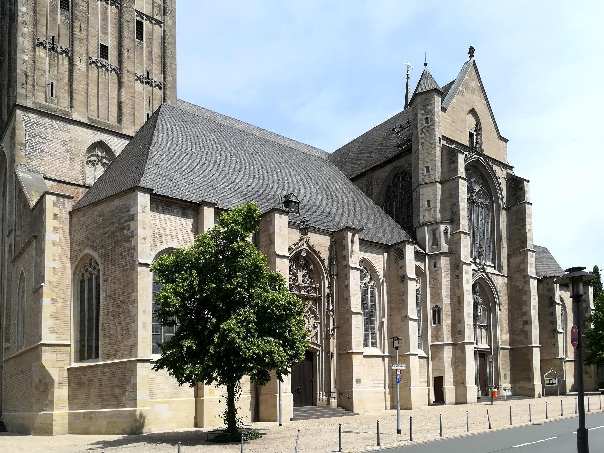 Willibrordi-Dom Der Willibrordi-Dom in Wesel wurde von 1498 bis 1540 als spätgotische Basilika mit fünf Kirchenschiffen erbaut.