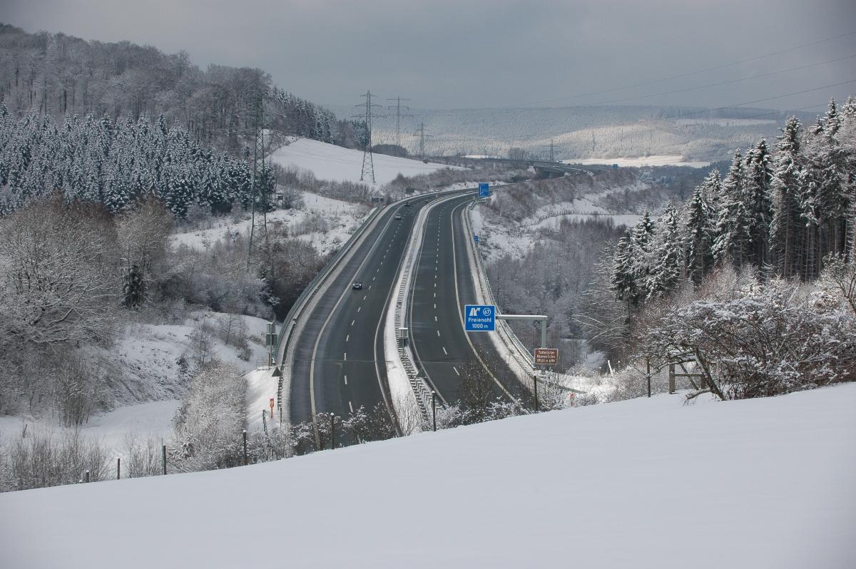 Winterlandschaft mit Bundesautobahn 46 bei der Anschlussstelle Freienohl, Meschede, Hochsauerlandkreis, Nordrhein-Westfalen 